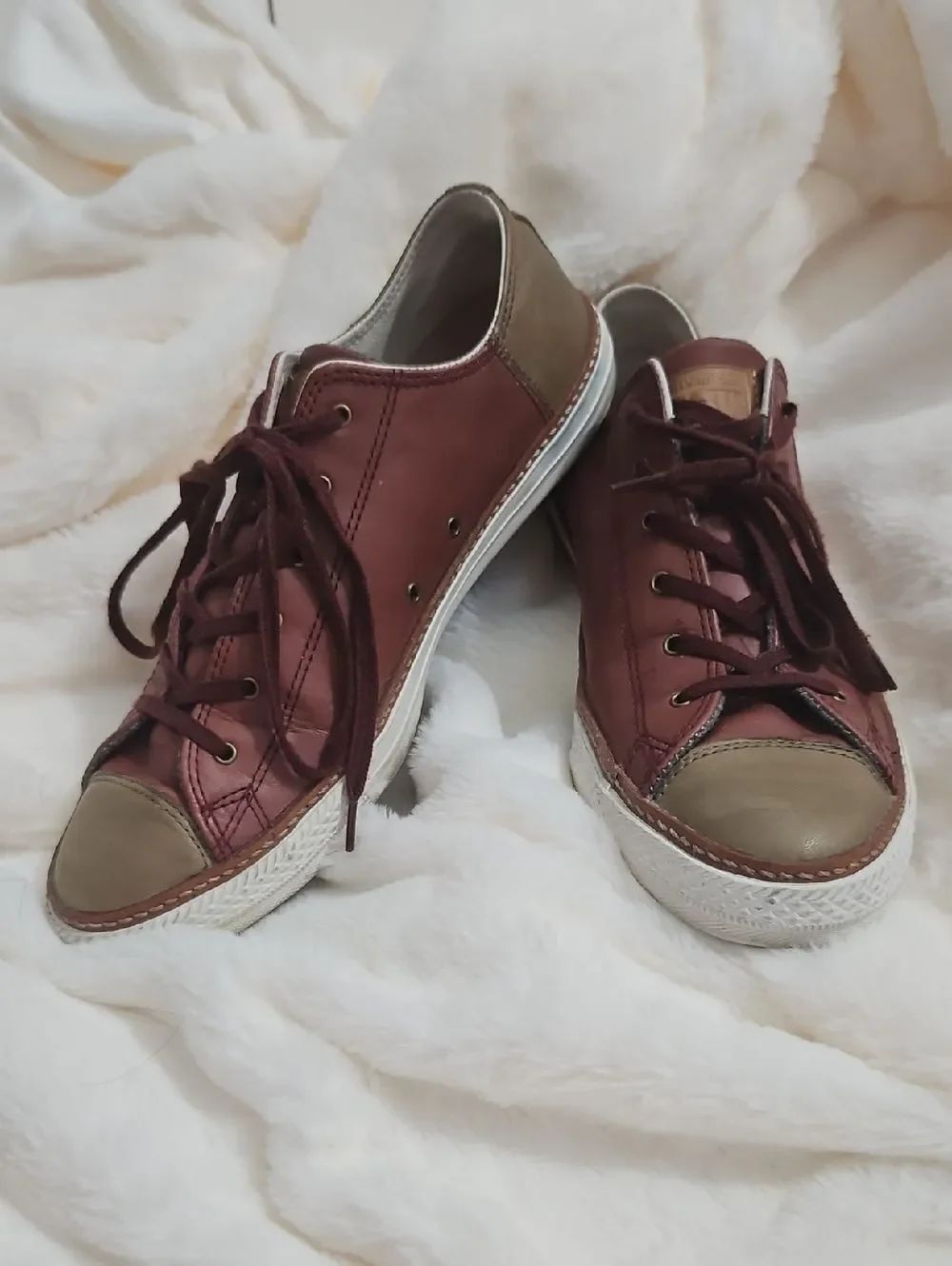 Converse Leather Low Top Sneakers – Burgundy & Taupe Colorblock